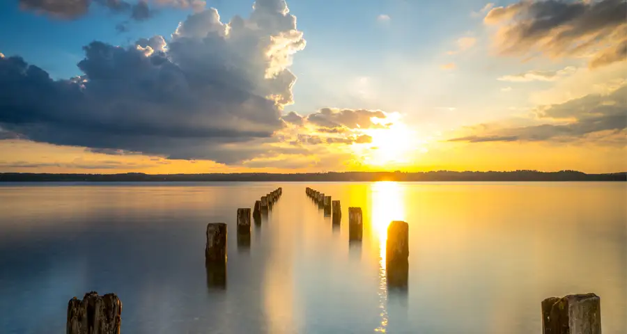 paisaje con cielo y agua en calma